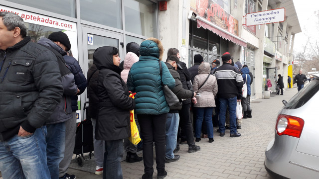 Обратно в 90-те! Опашки за месо и бой за банани по магазините преди празниците СНИМКИ