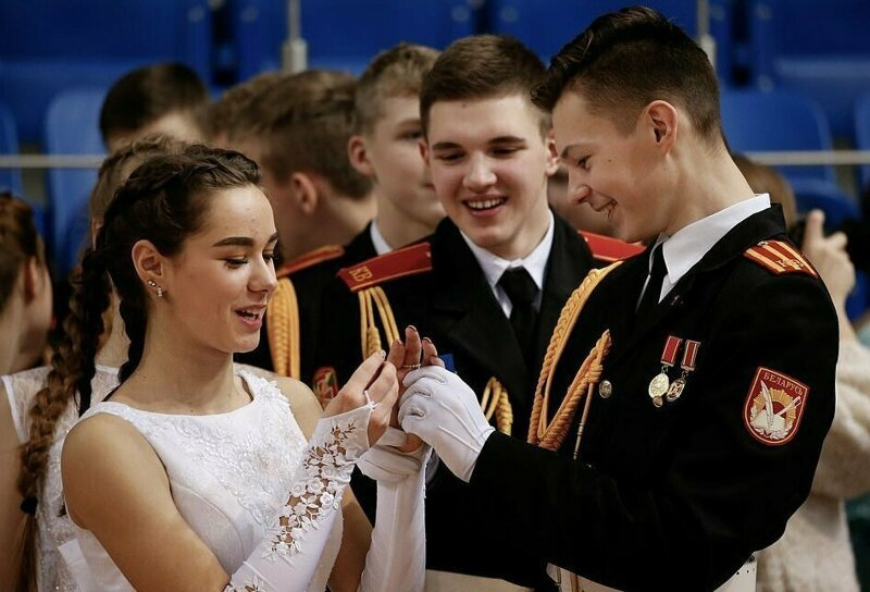 Приказна красота: Благотворителният бал на курсантки и кадети в Минск ВИДЕО