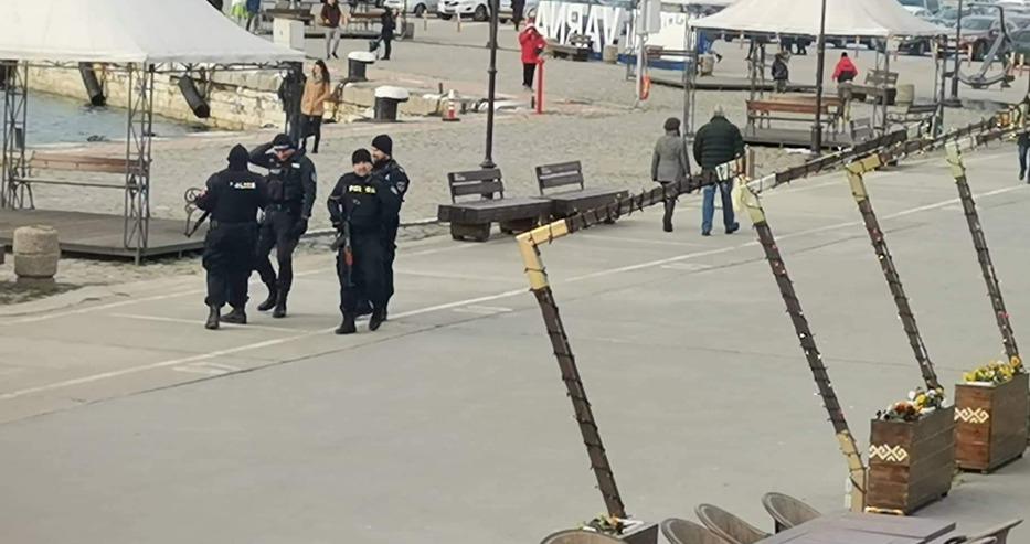 Полицаи с автомати на Морска гара стреснаха варненци