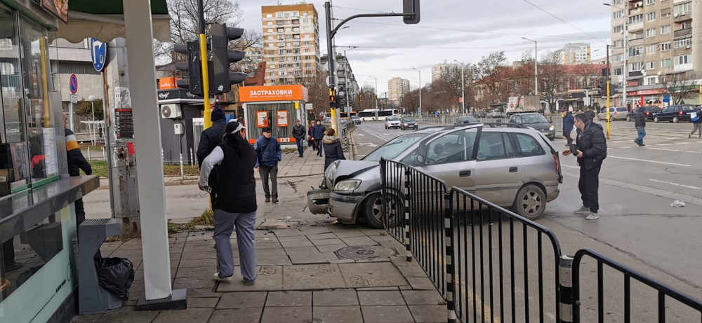 Софиянци се завърнаха и изпотрепаха в зрелищни катастрофи СНИМКИ