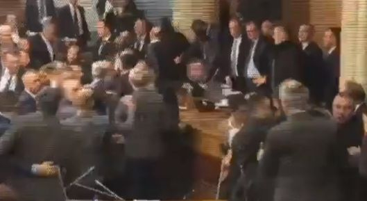 Депутати се биха в парламента на Черна гора ВИДЕО