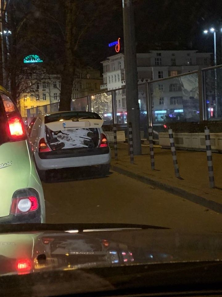 Само в БЛИЦ! Мистериозен бял автомобил в центъра озадачи столичани СНИМКА