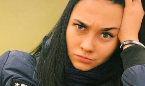 Няма да повярвате защо красива полицайка бе изхвърлена като куче от работа СНИМКИ