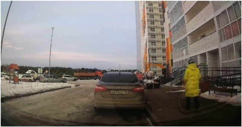 Стъклопакет падна от 18 етажа и не уцели жена за по-малко от метър ВИДЕО