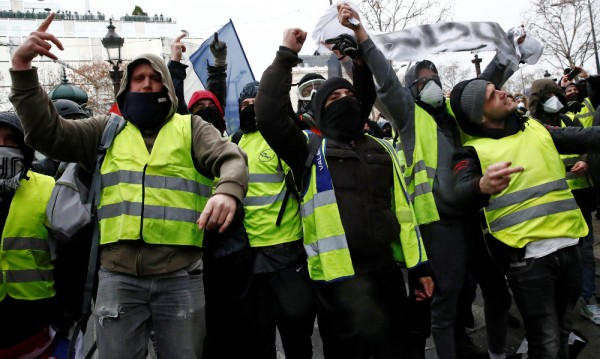 "Жълтите жилетки" на последен за годината протест в Париж