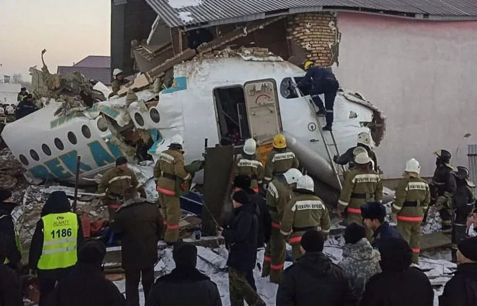 Две версии за рухването на разбилия се при излитането самолет в Казахстан ВИДЕО