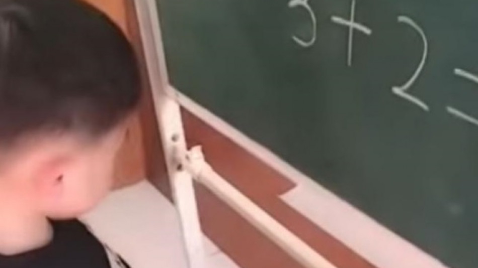 Колко ще е 3+2? Отговорът на това дете ще ви смае! СНИМКИ