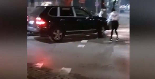 Агресия на пътя: Снаха на знаков бизнесмен бие шамари на млад шофьор ВИДЕО 