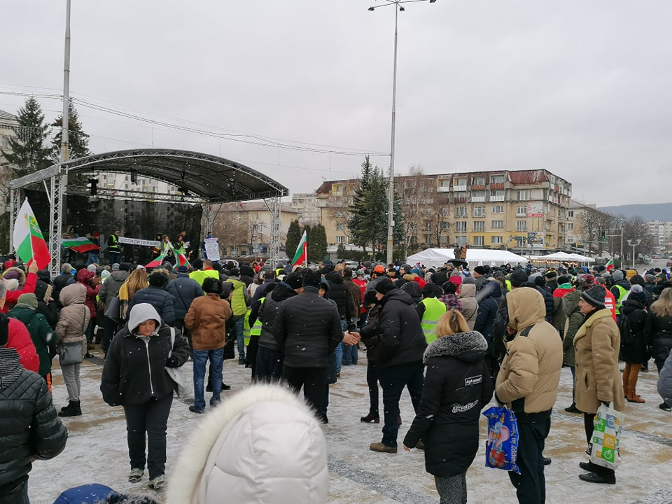 Перничани облякоха жълти жилетки и... СНИМКИ 