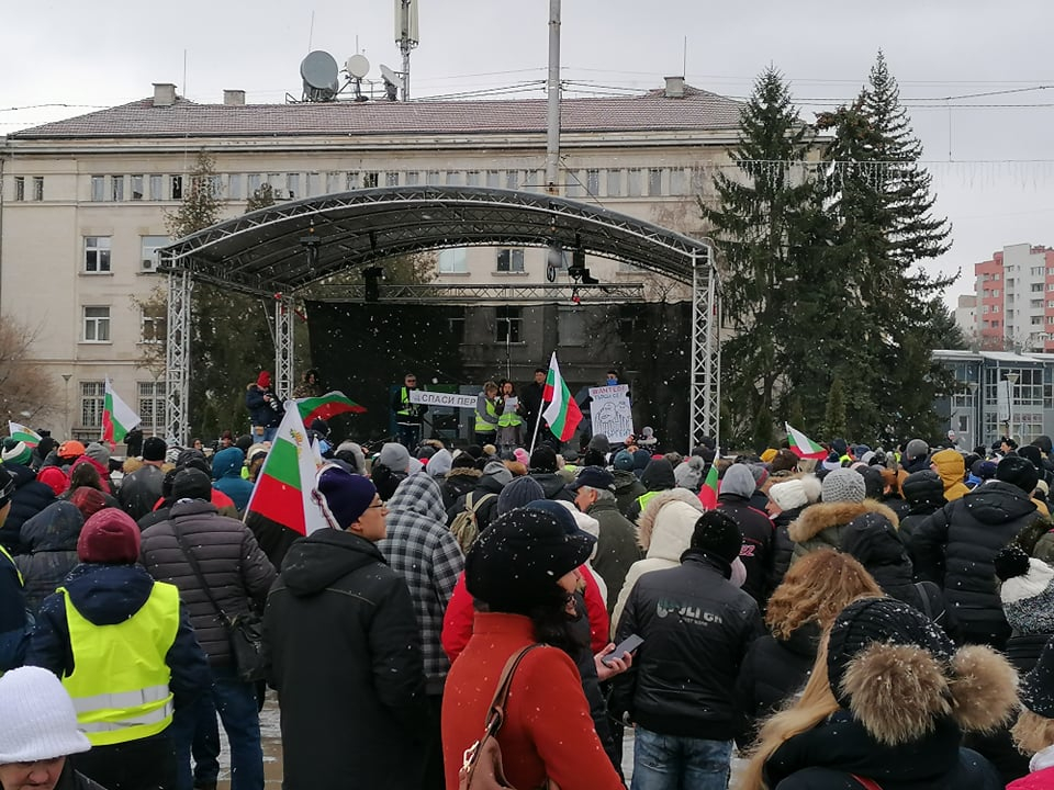 Перничани облякоха жълти жилетки и... СНИМКИ 