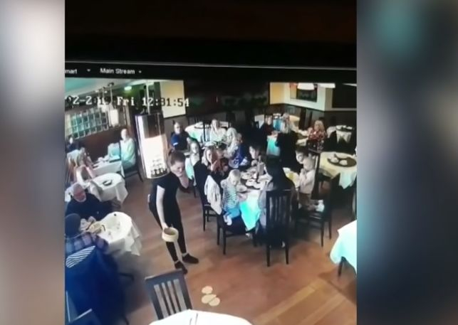 Сервитьорка втрещи мрежата с изпълненията си ВИДЕО
