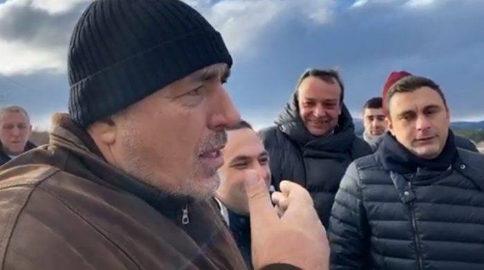 Борисов отиде да решава кризата в Перник, а се оказа на рожден ден на... ВИДЕО