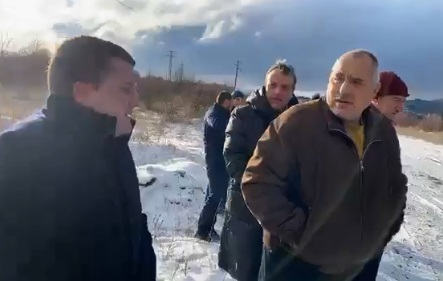 Борисов отиде да решава кризата в Перник, а се оказа на рожден ден на... ВИДЕО