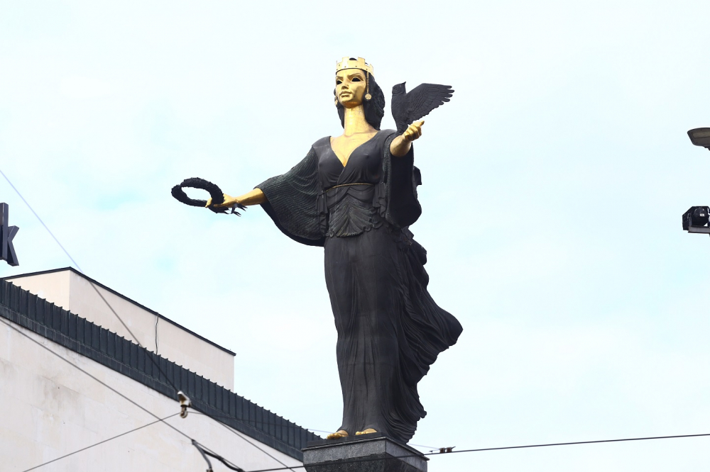 Нещо невероятно стана в София, мъж разказа какво е заварил на колата си СНИМКА