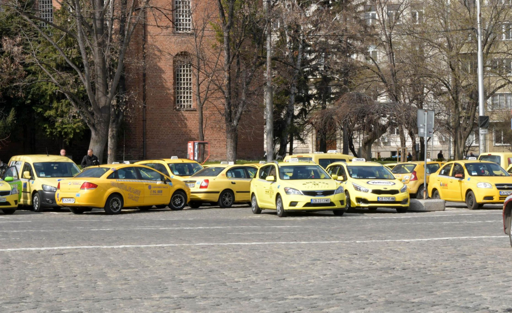 Край с шашмите! Ето кога спират помпите на такситата 