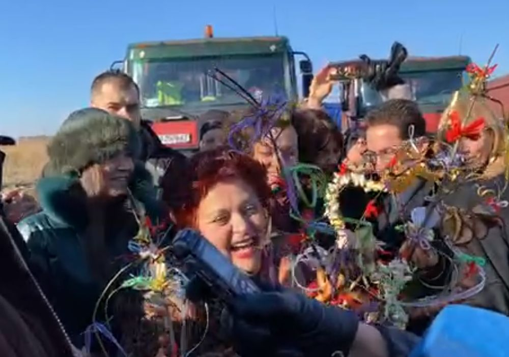 Посрещнаха Борисов в Бургаско с гайди, сурвачки и люта чушка „за една другарка“ ВИДЕО