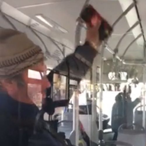 Само в БЛИЦ: Мъж направи фурор в автобус 310 в София навръх Нова година ВИДЕО