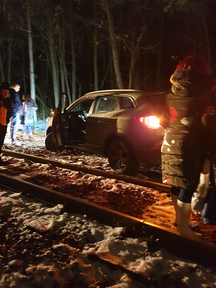 Дивотия в новогодишната вечер с тузарски джип в столичния „Лозенец“ СНИМКИ