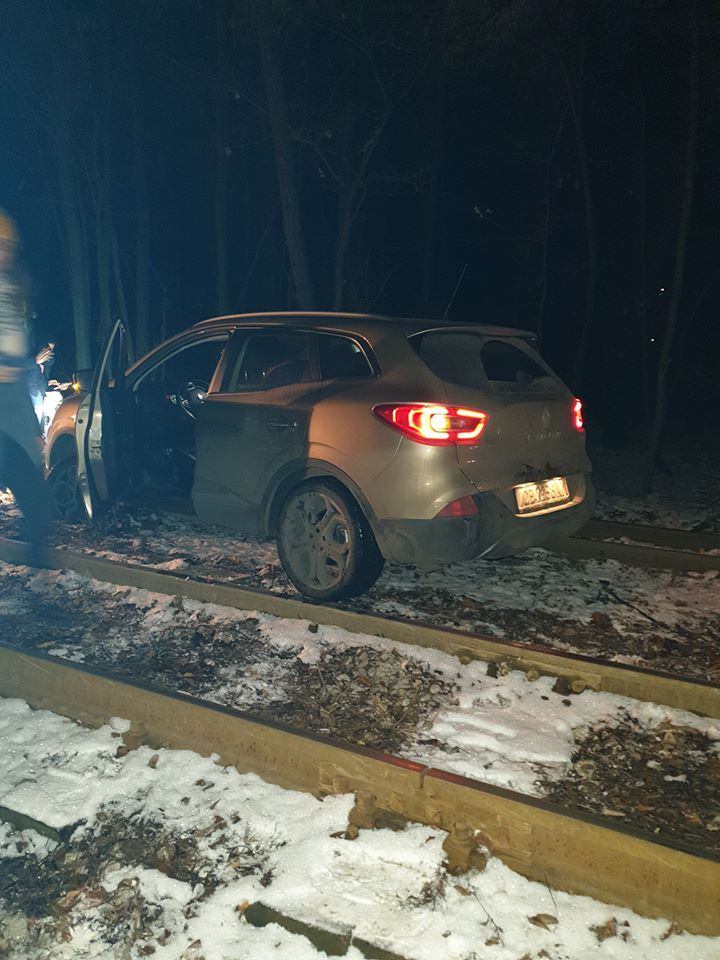 Дивотия в новогодишната вечер с тузарски джип в столичния „Лозенец“ СНИМКИ