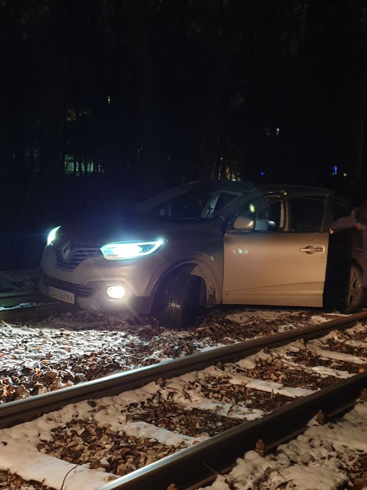Дивотия в новогодишната вечер с тузарски джип в столичния „Лозенец“ СНИМКИ