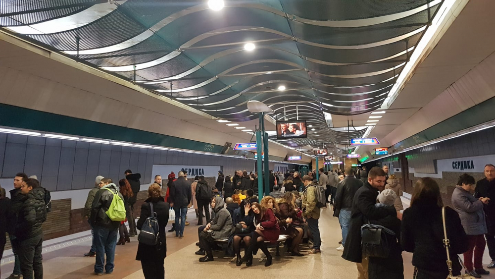 Кой да очаква такова чудо по тъмна доба на метростанция „Сердика“ СНИМКА