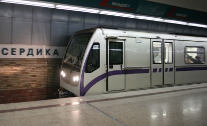 Кой да очаква такова чудо по тъмна доба на метростанция „Сердика“ СНИМКА