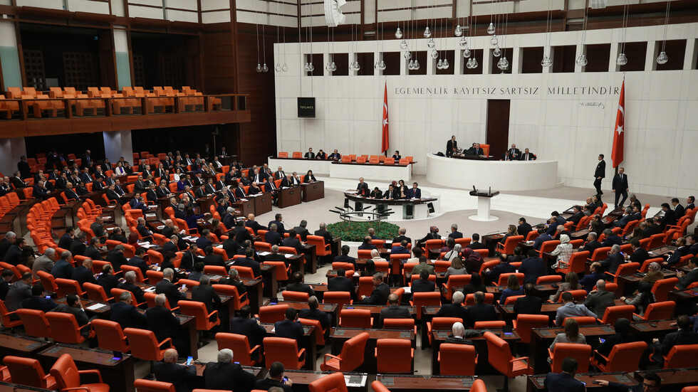 Турският парламент праща войски в Либия