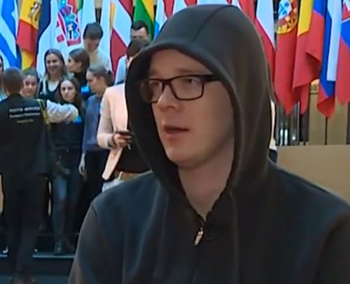 Той е евродепутат, но не е като останалите ВИДЕО