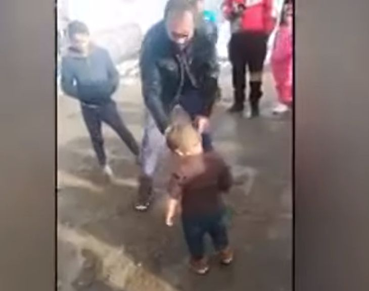 Това ВИДЕО ще взриви страната: Невръстно дете се налива с бутилка бира, обличат го, за да не настине
