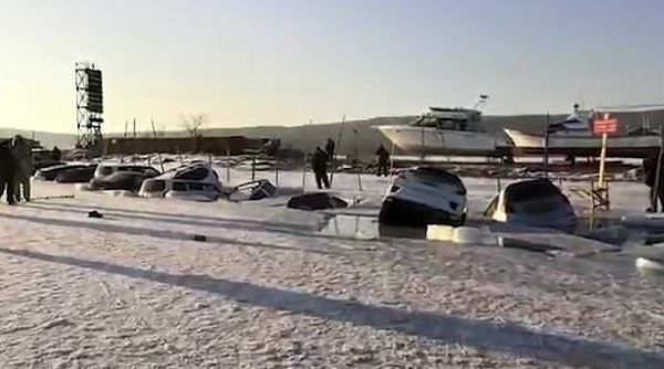 Зрелище! Над 40 коли пропаднаха в пропукан лед край Владивосток ВИДЕО