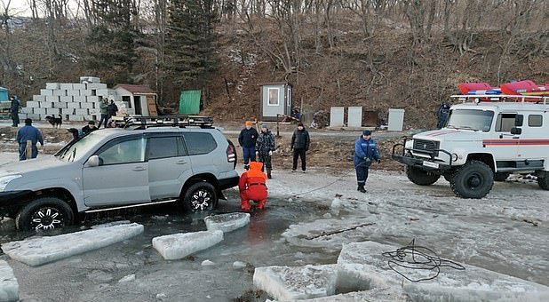 Зрелище! Над 40 коли пропаднаха в пропукан лед край Владивосток ВИДЕО