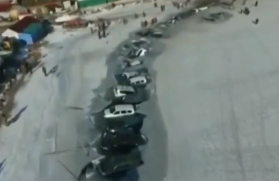 Зрелище! Над 40 коли пропаднаха в пропукан лед край Владивосток ВИДЕО