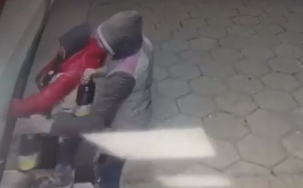 Собственик на денонощен магазин пропищя от нагли апаши ВИДЕО 