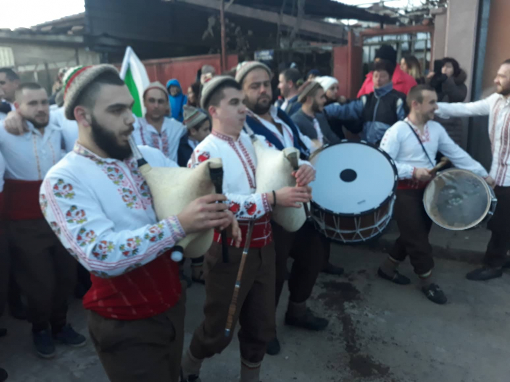   Най-малкият участник в тазгодишното Богоявленско хоро в Калофер е 2-годишният Димо Спасов Жулев СНИМКИ