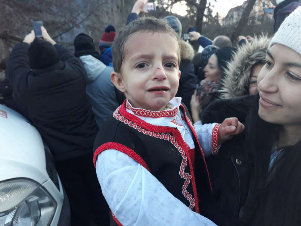   Най-малкият участник в тазгодишното Богоявленско хоро в Калофер е 2-годишният Димо Спасов Жулев СНИМКИ