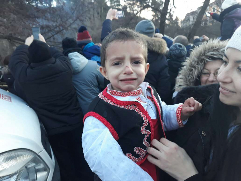  Най-малкият участник в тазгодишното Богоявленско хоро в Калофер е 2-годишният Димо Спасов Жулев СНИМКИ
