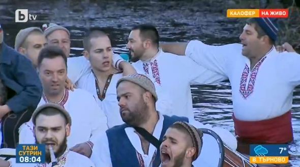 Над 100 юначни българи извиха ледено хоро в река Тунджа в Калофер СНИМКИ