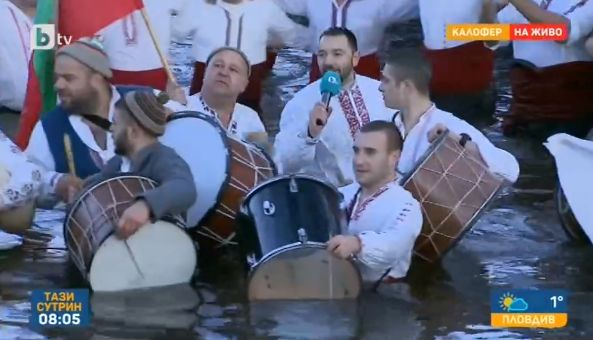 Над 100 юначни българи извиха ледено хоро в река Тунджа в Калофер СНИМКИ
