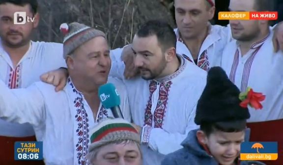 Над 100 юначни българи извиха ледено хоро в река Тунджа в Калофер СНИМКИ