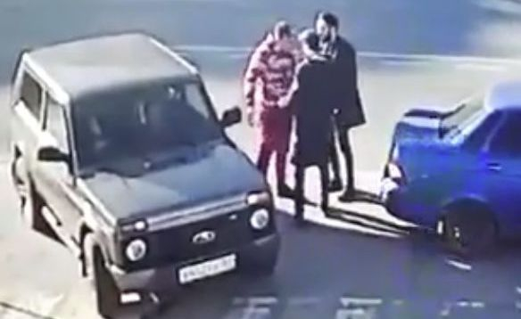Агресия на пътя: Надрусан шофьор налага с пръчка млад колега заради...