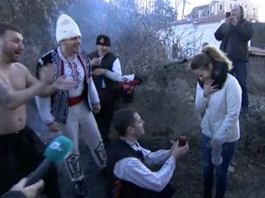 Приятелката на Кирил никога няма да забрави изненадата, която получи на Йордановден ВИДЕО 