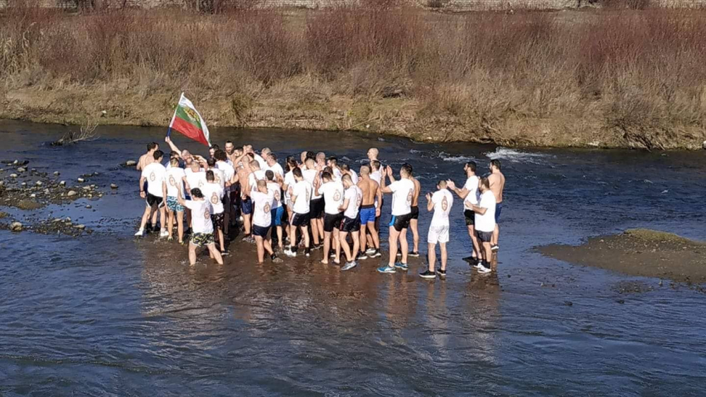 Млад бизнесмен от Пловдив извади кръста от Марица СНИМКИ 
