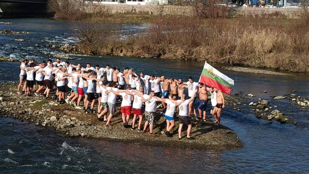 Млад бизнесмен от Пловдив извади кръста от Марица СНИМКИ 