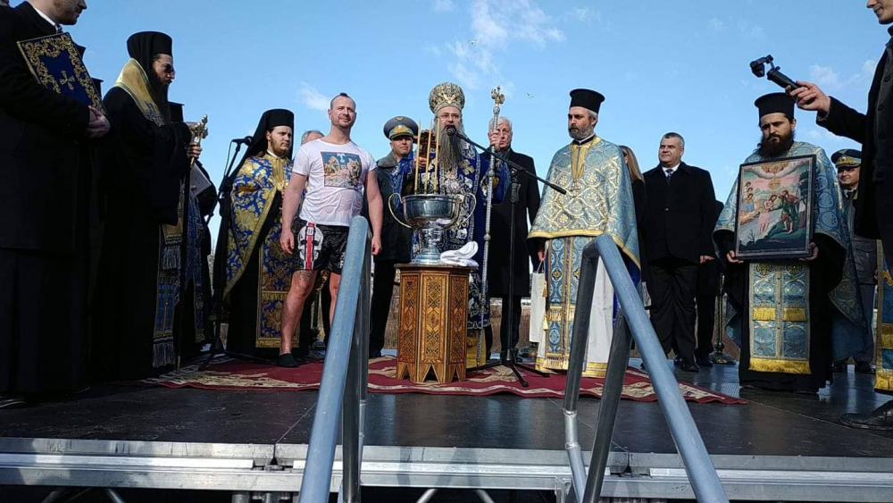 Млад бизнесмен от Пловдив извади кръста от Марица СНИМКИ 
