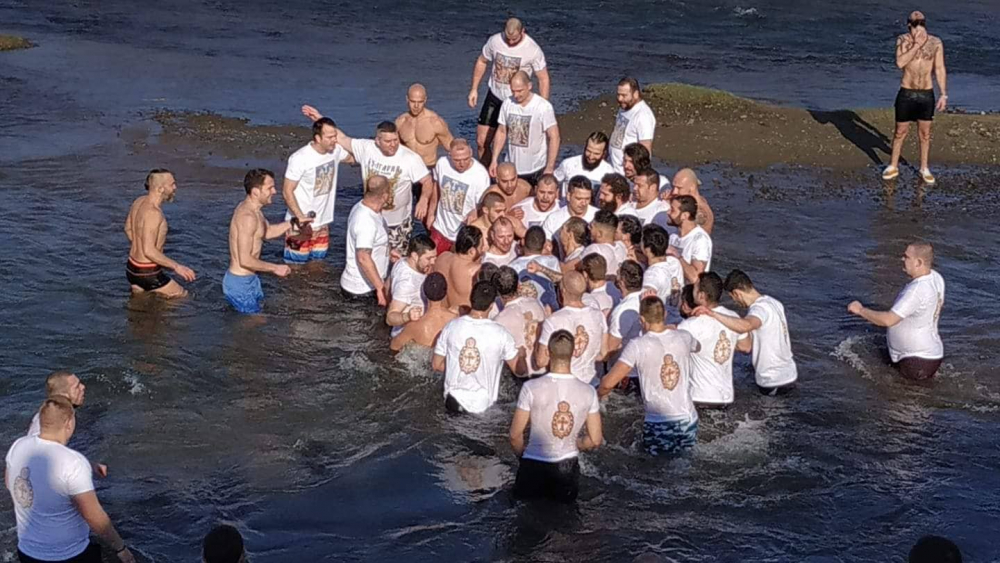 Млад бизнесмен от Пловдив извади кръста от Марица СНИМКИ 