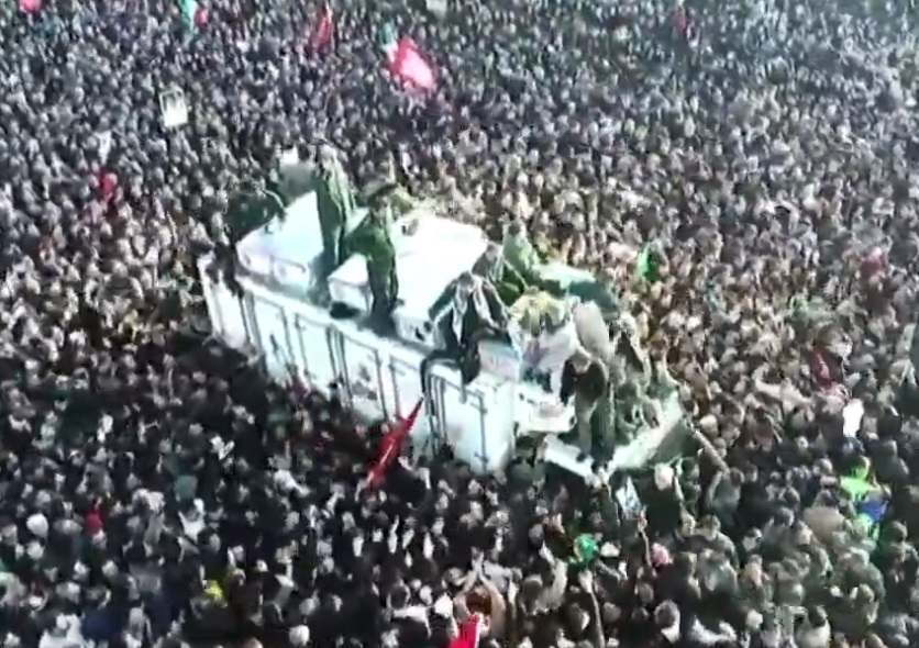 Милиони се стекоха на погребението на генерал Сюлеймани в Техеран ВИДЕО