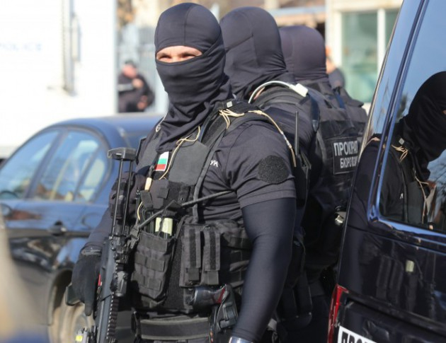 Сигнал до БЛИЦ: Жандармерия и полиция окупираха блок в софийски квартал