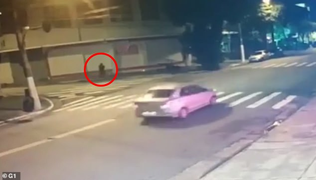 Ужасяващо ВИДЕО 18+ показва как мъж бе изгорен жив на улицата