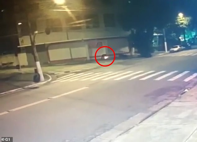 Ужасяващо ВИДЕО 18+ показва как мъж бе изгорен жив на улицата