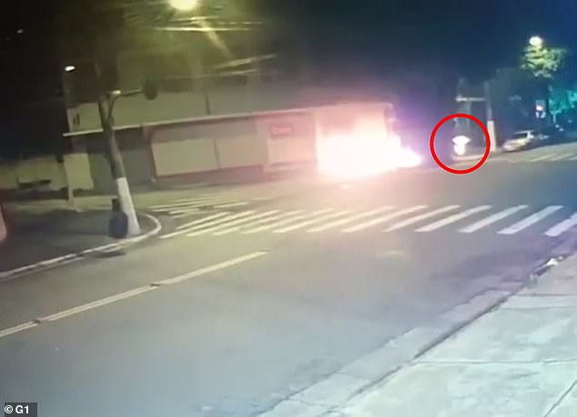 Ужасяващо ВИДЕО 18+ показва как мъж бе изгорен жив на улицата